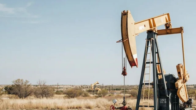 Devon Energy (DVN) Stock Drops Despite Market Gains: Important Facts to Note